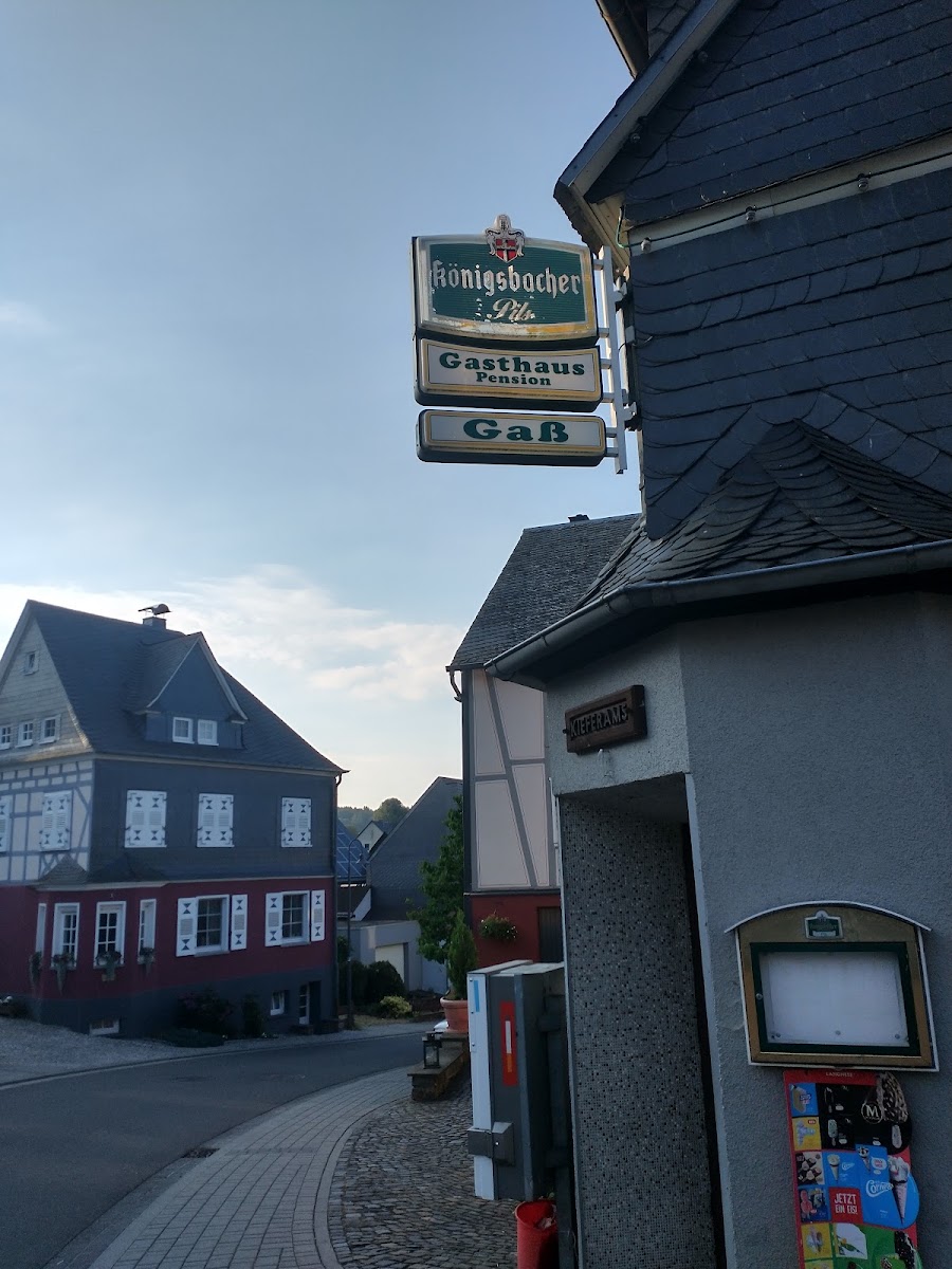 Schild Königsbacher Pils, Gasthaus Pension Gaß, an der Hausfassade in Bell