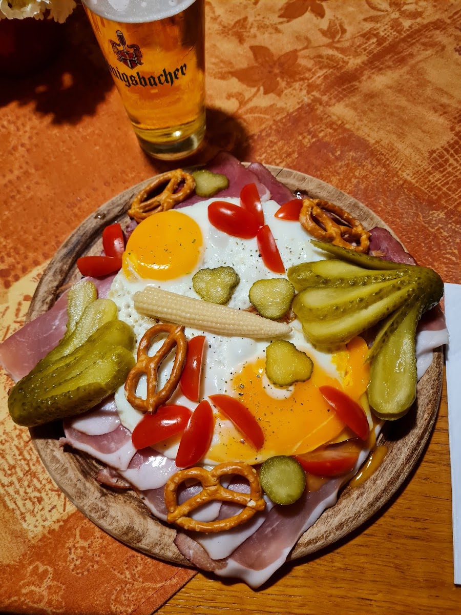 Zweite Ansicht der Vesperplatte mit Spiegeleiern, Brezeln und Bier im Gasthaus Gaß